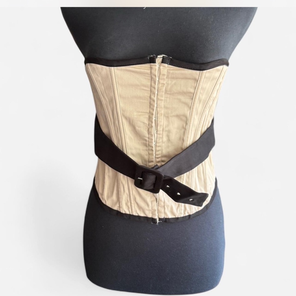 ❤️Shirley of Hollywood Tan and cream corset with adjustable straps❤️